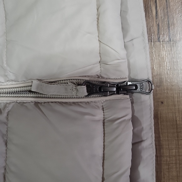 AMAZON ESSENTIALS Stone/Cream Lightweight Water-Resistant Hooded Puffer Coat - Picture 5 of 14